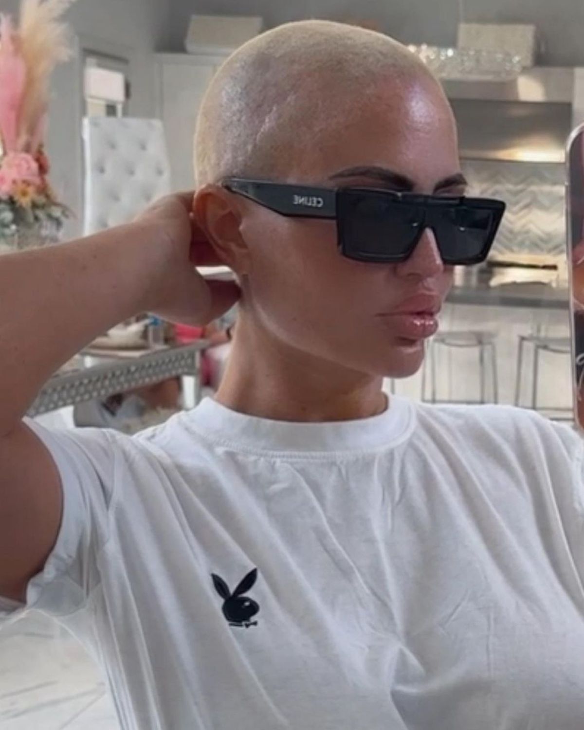 Moment vulgar la pauza meciului » Și-a arătat sânii pe stadion și a fost escortată de forțele de ordine