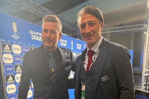 Edi Iordănescu, stânga, s-a fotografiat cu Murat Yakin la tragerea la sorți pentru Preliminariile Euro 2024 FOTO: FRF