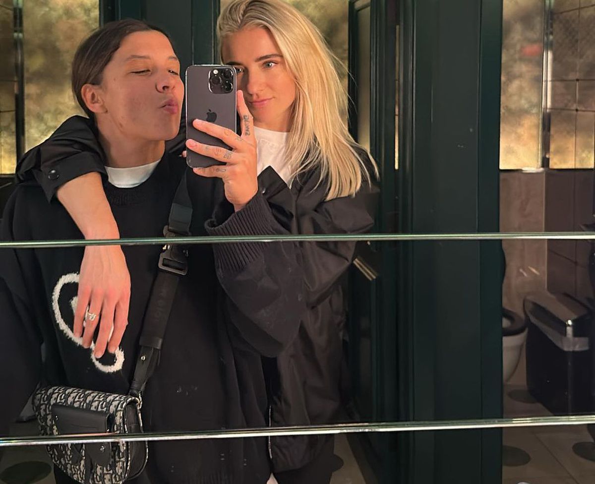 Cuplu la înaintare » Una dintre cele mai cunoscute fotbaliste și-a cerut iubita în căsătorie