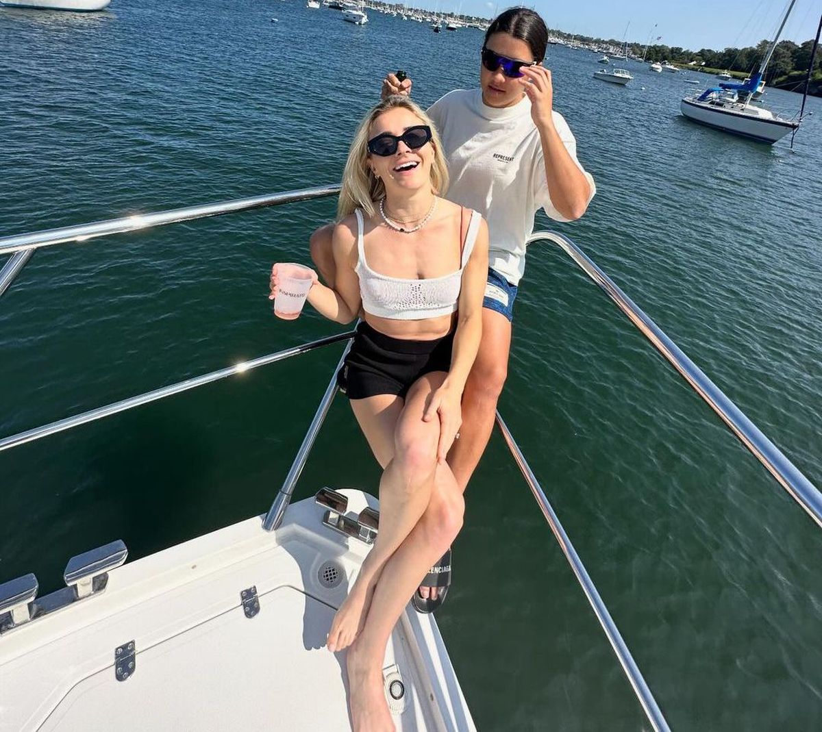 Cuplu la înaintare » Una dintre cele mai cunoscute fotbaliste și-a cerut iubita în căsătorie