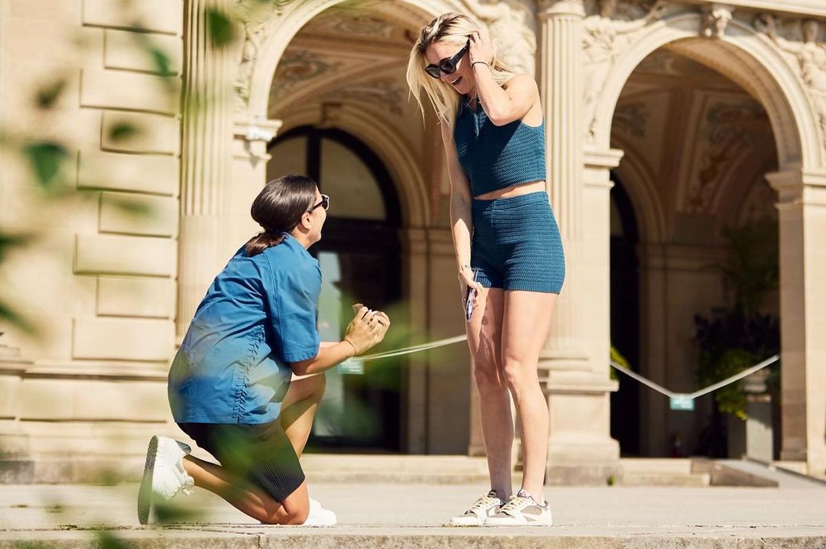 Cuplu la înaintare » Una dintre cele mai cunoscute fotbaliste și-a cerut iubita în căsătorie