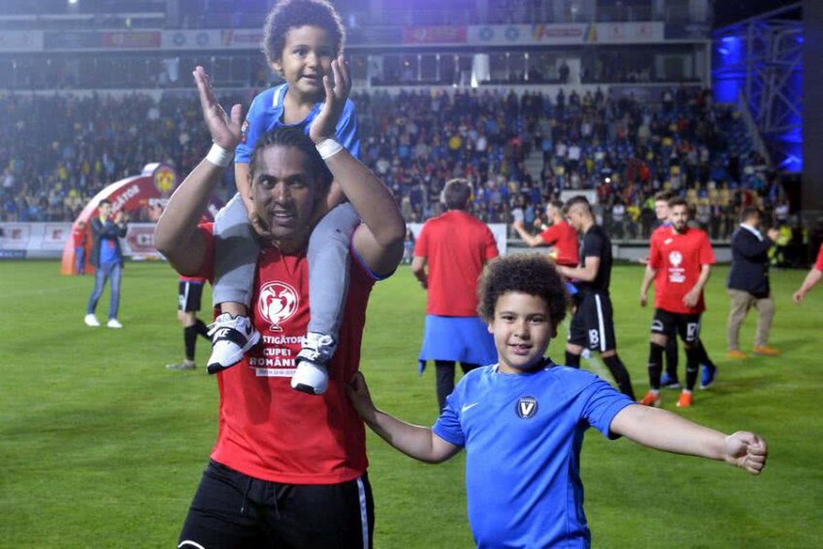 Coșmar pentru cel mai bun marcator străin din istoria Ligii 1 » I s-a propus să devină traficant de droguri la doar 10 ani: „Mi-au împușcat un văr” + „Trăiam 18 persoane într-o casă. Nu am avut pat până la 21 de ani!”