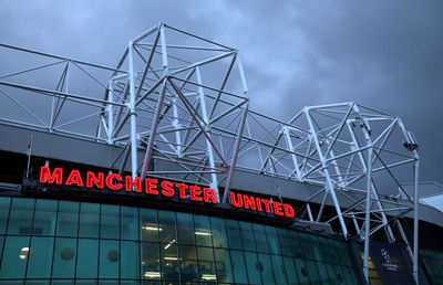 Old Trafford cade peste spectatori! Doi fani ai lui Manchester loviți de bucăți desprinse din acoperiș: „O arenă abandonată”