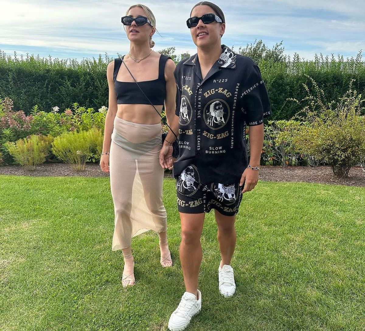 Cuplu la înaintare » Una dintre cele mai cunoscute fotbaliste și-a cerut iubita în căsătorie