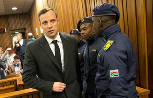 Condamnat pentru crimă, Oscar Pistorius află dacă va fi eliberat condiţionat