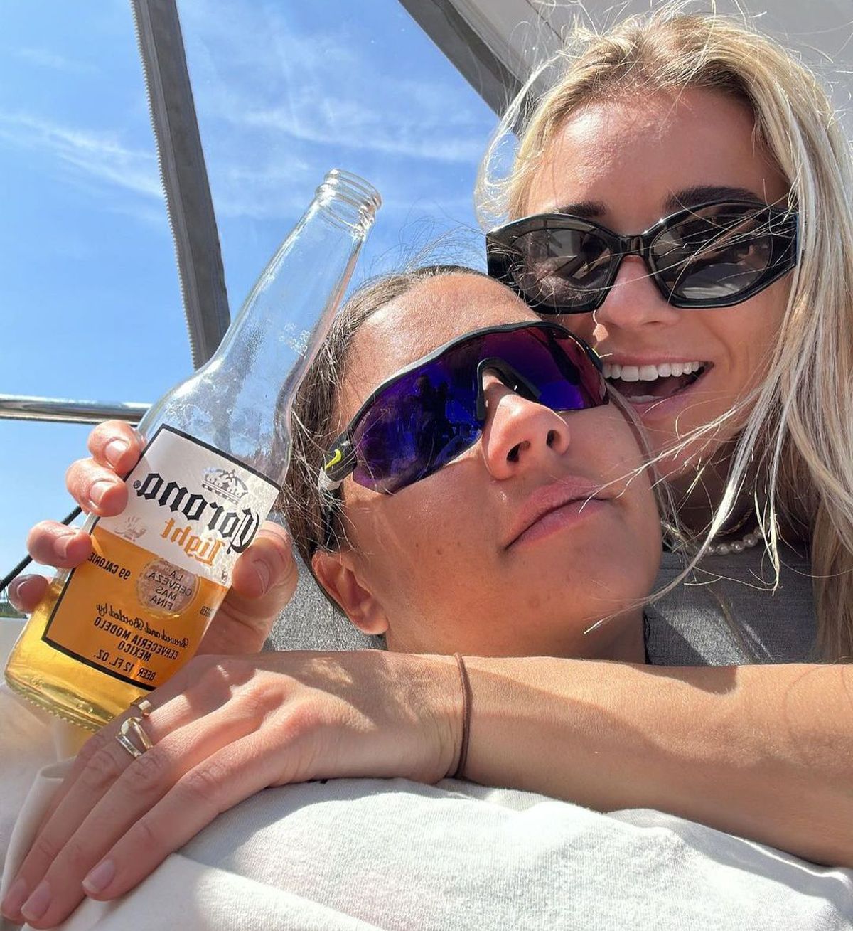 Cuplu la înaintare » Una dintre cele mai cunoscute fotbaliste și-a cerut iubita în căsătorie