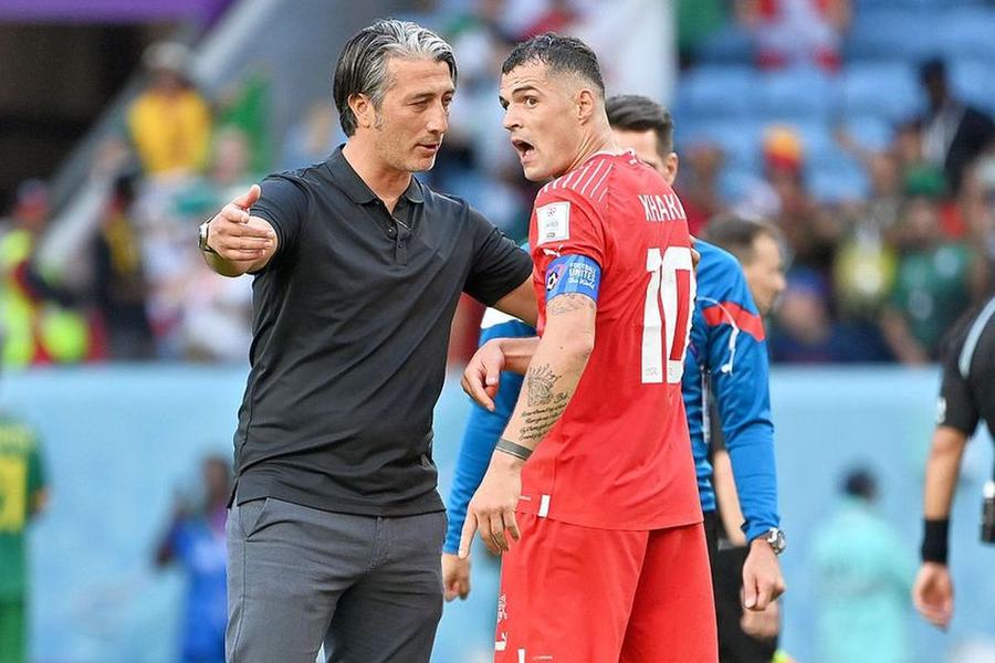 Selecționerul Murat Yakin și Granit Xhaka, căpitanul naționalei Elveției Murat Yakin are grijă de somnul fanilor » Selecționerul Elveției vinde saltele cu somiere în jumătate din țară