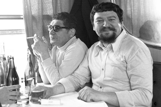 Ioan Chirilă, în vagonul-restaurant al unui tren către Craiova, alături de marele rapidist Colea Răutu, foto: GSP
