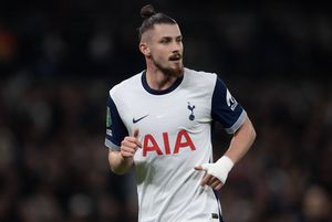 Antrenorul lui Tottenham, anunț de interes pentru Radu Drăgușin: „Atunci va juca”