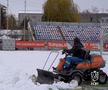 Zăpada căzută pe folie este îndepărtată // foto: Facebook @ Fotbal Club Botoșani