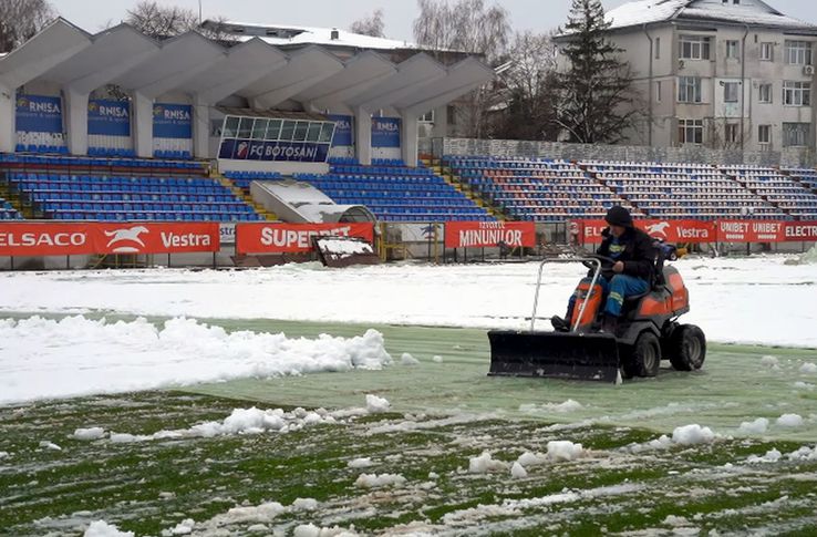 Zăpada căzută pe folie este îndepărtată // foto: Facebook @ Fotbal Club Botoșani