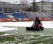 Zăpada căzută pe folie este îndepărtată // foto: Facebook @ Fotbal Club Botoșani