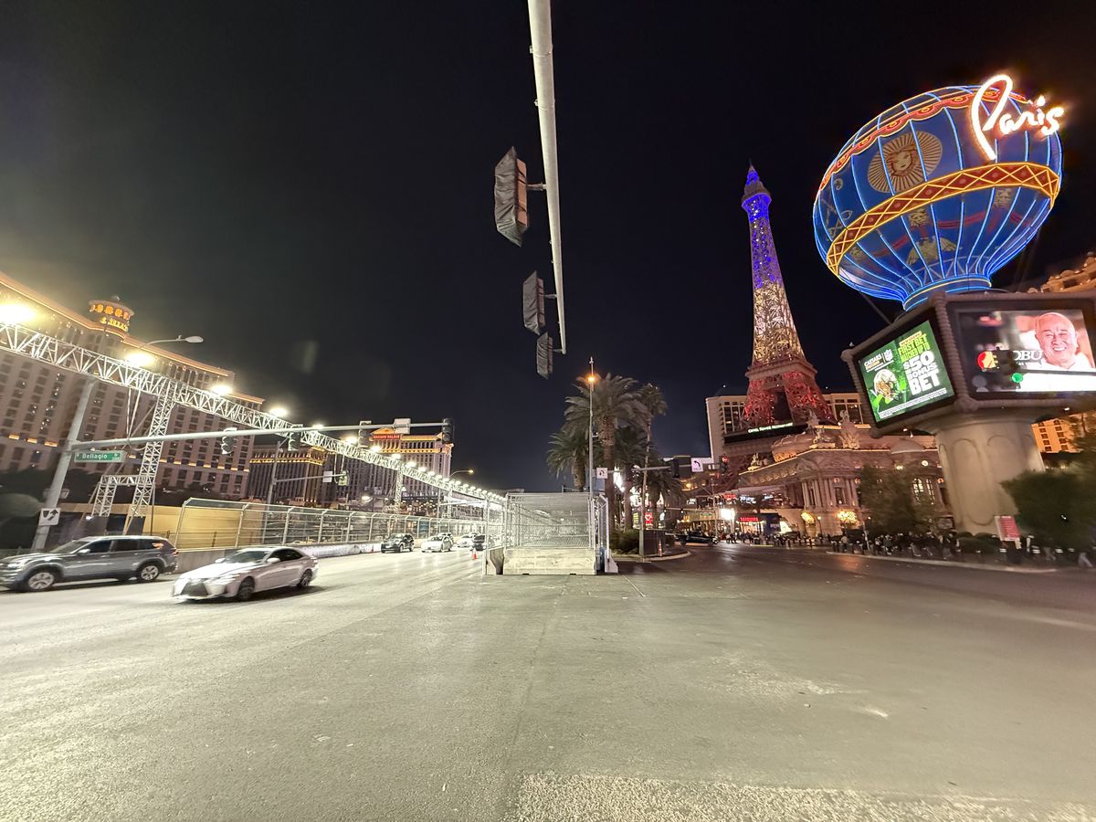 Las Vegas se transformă pentru Marele Premiu de Formula 1 » Reporterul GSP a surprins în imagini marile schimbări: ce a apărut în fața celebrelor fântâni din „Orașul Luminilor”