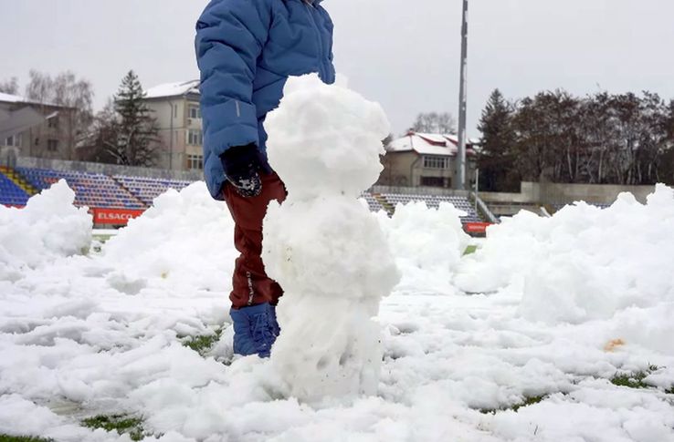 Zăpada căzută pe folie este îndepărtată // foto: Facebook @ Fotbal Club Botoșani