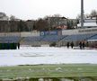 Zăpada căzută pe folie este îndepărtată // foto: Facebook @ Fotbal Club Botoșani