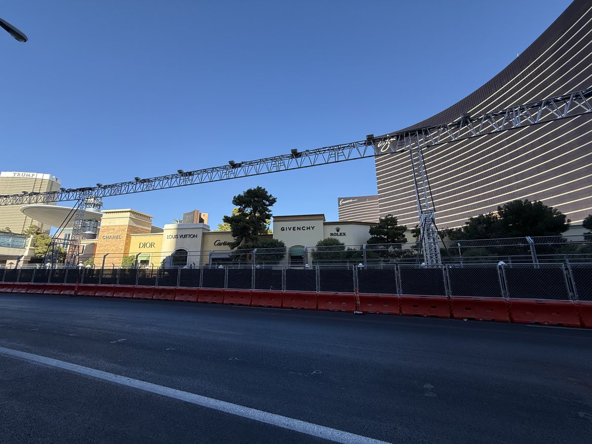 Las Vegas se transformă pentru Marele Premiu de Formula 1 » Reporterul GSP a surprins în imagini marile schimbări: ce a apărut în fața celebrelor fântâni din „Orașul Luminilor”