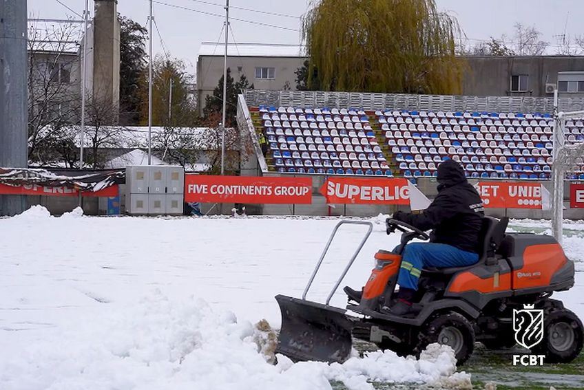 Zăpada căzută pe folie a fost îndepărtată // foto: Facebook @ Fotbal Club Botoșani