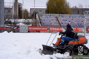 „Muncipalul” din Botoșani, acoperit de zăpadă înainte de vizita FCSB » Ce măsuri au luat autoritățile