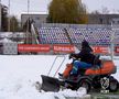 Zăpada căzută pe folie a fost îndepărtată // foto: Facebook @ Fotbal Club Botoșani