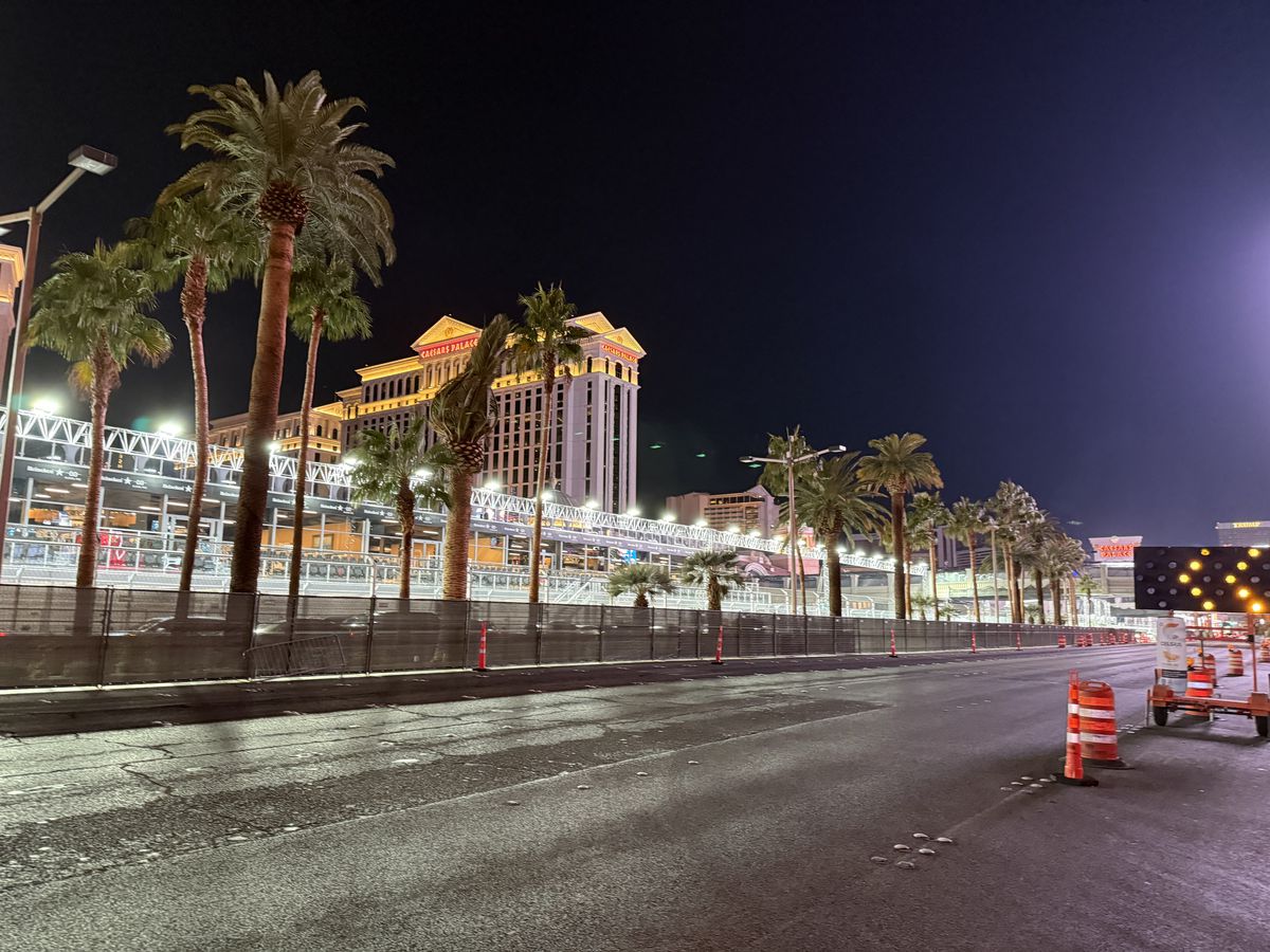 Las Vegas se transformă pentru Marele Premiu de Formula 1 » Reporterul GSP a surprins în imagini marile schimbări: ce a apărut în fața celebrelor fântâni din „Orașul Luminilor”