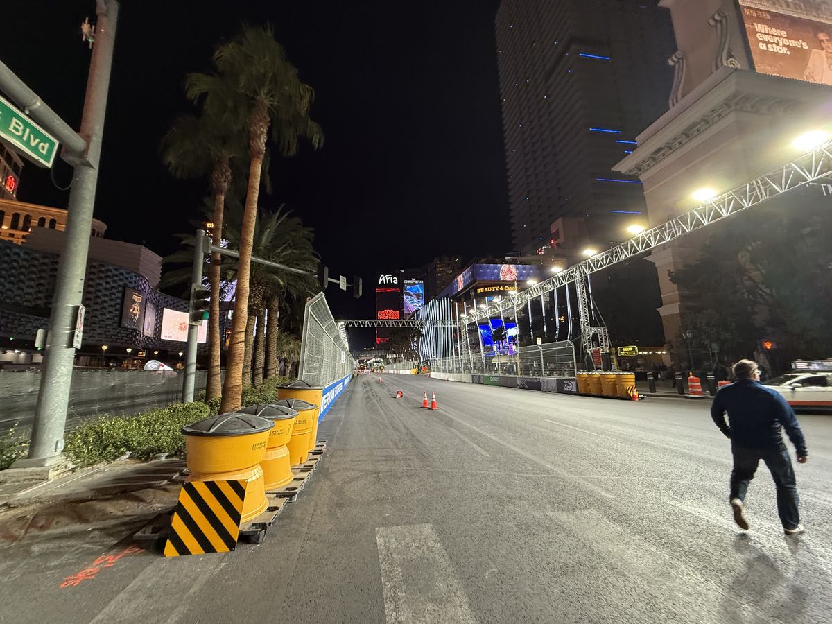 Las Vegas se transformă pentru Marele Premiu de Formula 1 » Reporterul GSP a surprins în imagini marile schimbări: ce a apărut în fața celebrelor fântâni din „Orașul Luminilor”