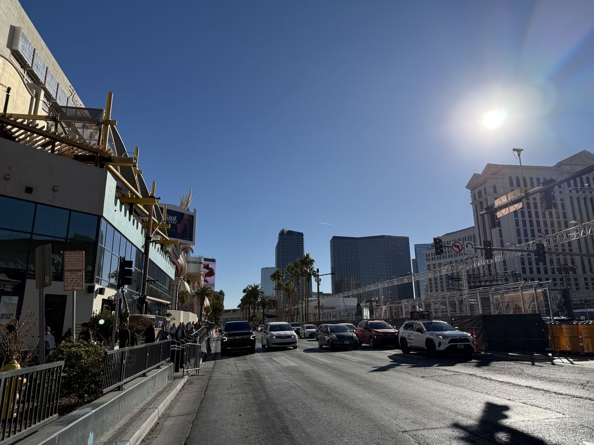 Las Vegas se transformă pentru Marele Premiu de Formula 1 » Reporterul GSP a surprins în imagini marile schimbări: ce a apărut în fața celebrelor fântâni din „Orașul Luminilor”