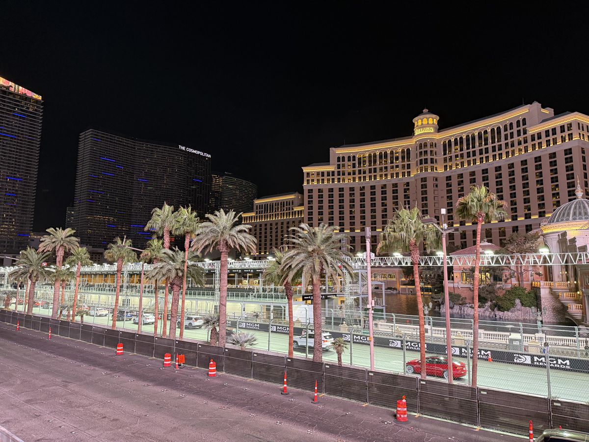 Las Vegas se transformă pentru Marele Premiu de Formula 1 » Reporterul GSP a surprins în imagini marile schimbări: ce a apărut în fața celebrelor fântâni din „Orașul Luminilor”