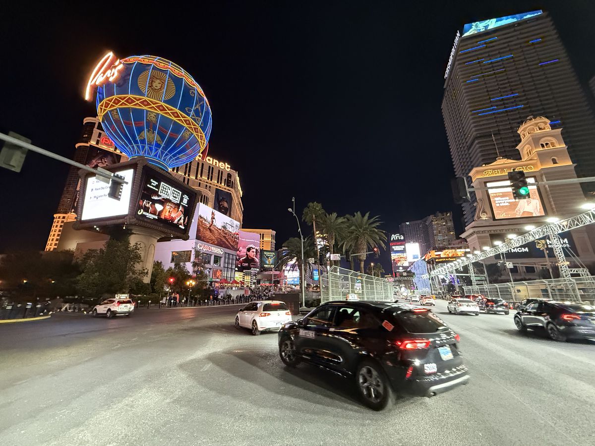 Las Vegas se transformă pentru Marele Premiu de Formula 1 » Reporterul GSP a surprins în imagini marile schimbări: ce a apărut în fața celebrelor fântâni din „Orașul Luminilor”