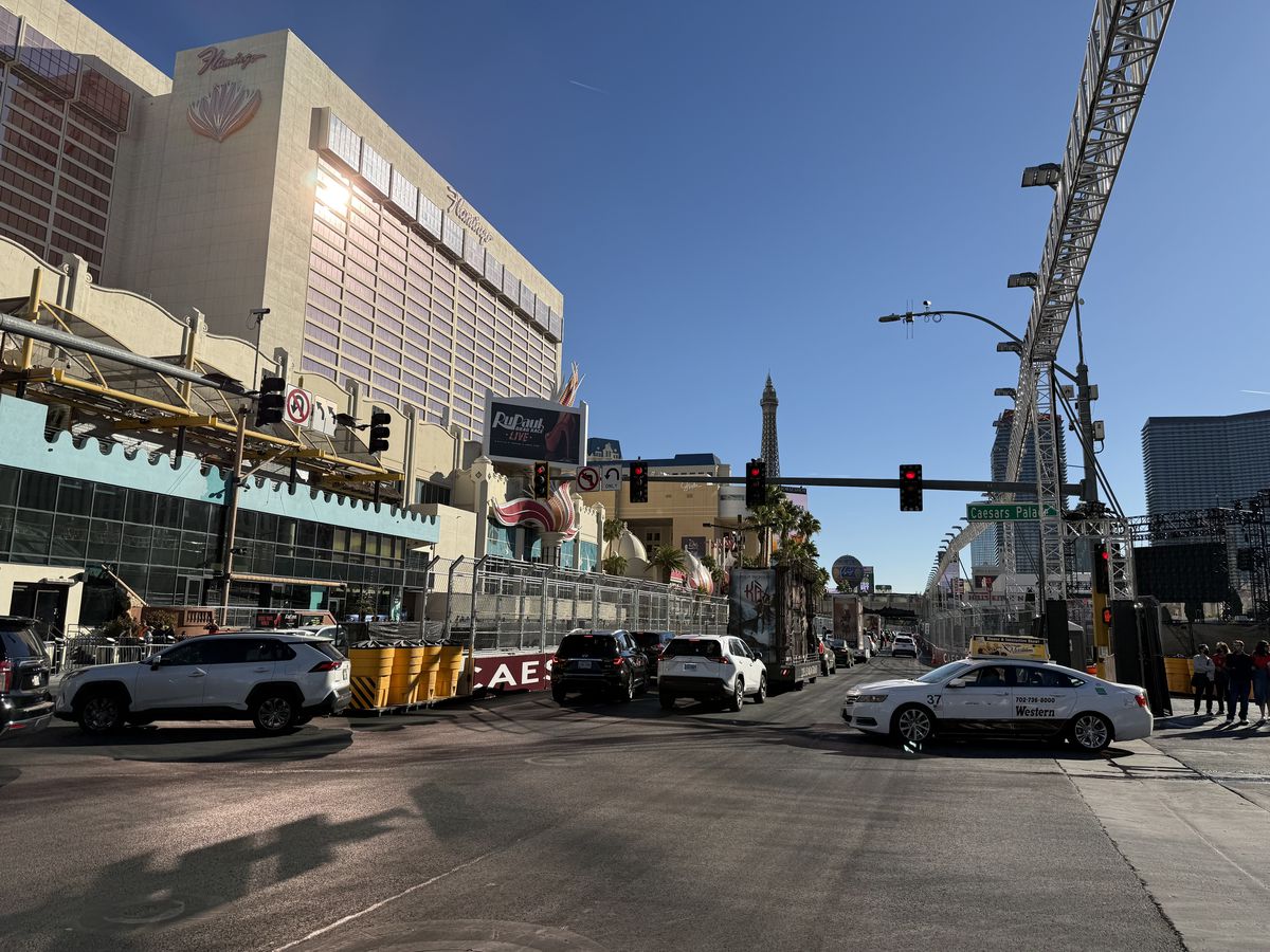 Las Vegas se transformă pentru Marele Premiu de Formula 1 » Reporterul GSP a surprins în imagini marile schimbări: ce a apărut în fața celebrelor fântâni din „Orașul Luminilor”