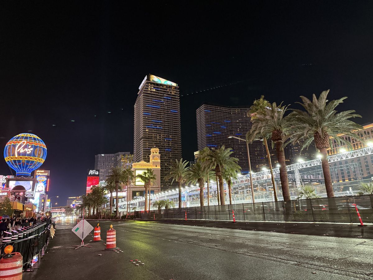 Las Vegas se transformă pentru Marele Premiu de Formula 1 » Reporterul GSP a surprins în imagini marile schimbări: ce a apărut în fața celebrelor fântâni din „Orașul Luminilor”