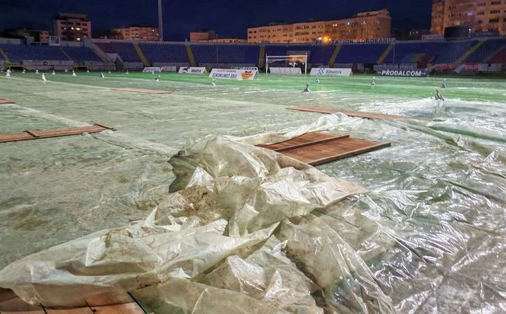 Botoșănenii au acoperit gazonul pentru a-l proteja de ninsoare // foto: Facebook @ Stadionul Municipal Botosani