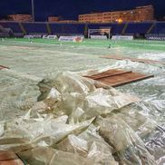 Botoșănenii au acoperit gazonul pentru a-l proteja de ninsoare // foto: Facebook @ Stadionul Municipal Botosani