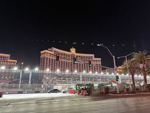 Las Vegas se transformă pentru Marele Premiu de Formula 1 » Reporterul GSP a surprins în imagini marile schimbări: ce a apărut în fața celebrelor fântâni din „Orașul Luminilor”