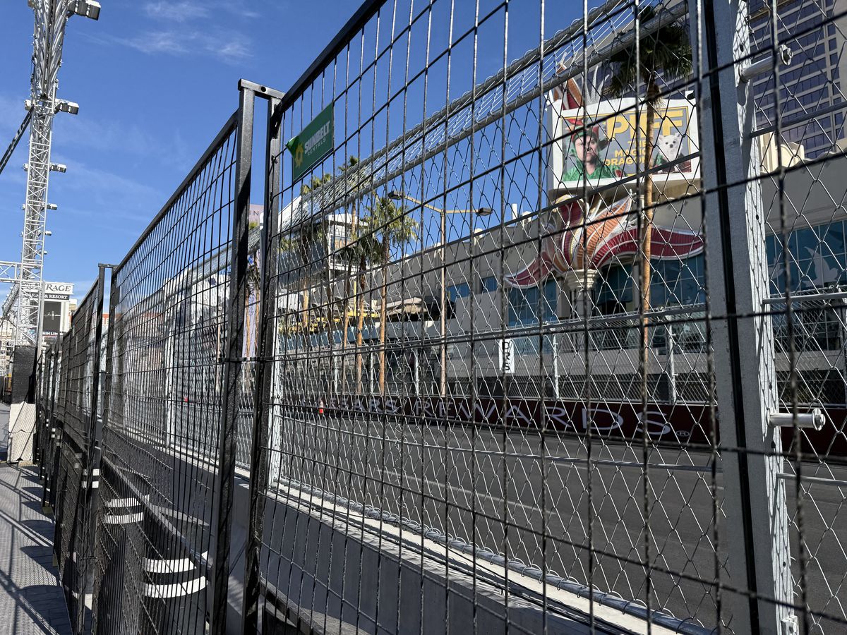 Las Vegas se transformă pentru Marele Premiu de Formula 1 » Reporterul GSP a surprins în imagini marile schimbări: ce a apărut în fața celebrelor fântâni din „Orașul Luminilor”