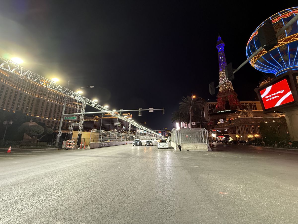 Las Vegas se transformă pentru Marele Premiu de Formula 1 » Reporterul GSP a surprins în imagini marile schimbări: ce a apărut în fața celebrelor fântâni din „Orașul Luminilor”