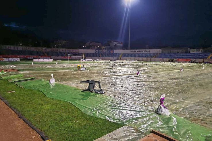 Botoșănenii au acoperit gazonul pentru a-l proteja de ninsoare // foto: Facebook @ Stadionul Municipal Botosani