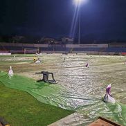 Botoșănenii au acoperit gazonul pentru a-l proteja de ninsoare // foto: Facebook @ Stadionul Municipal Botosani