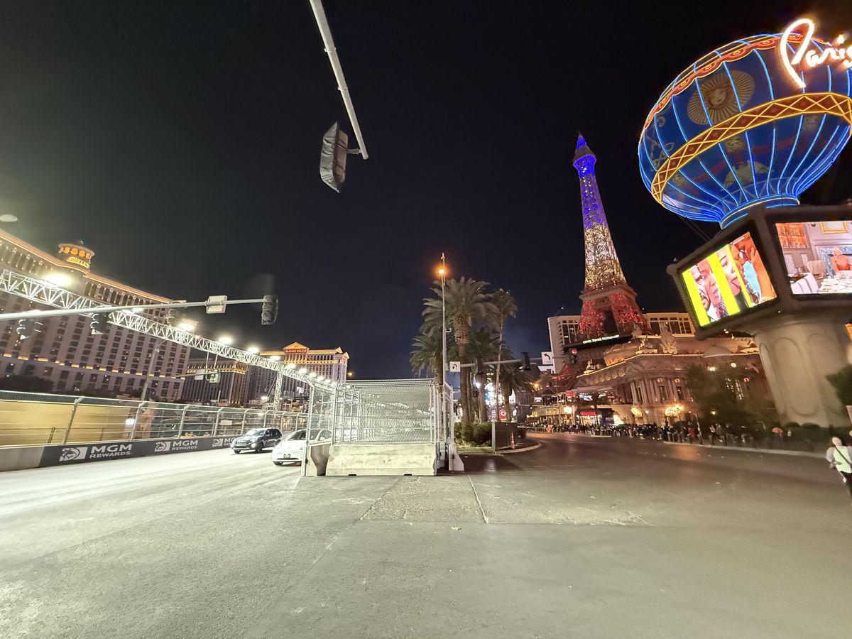 Las Vegas se transformă pentru Marele Premiu de Formula 1 » Reporterul GSP a surprins în imagini marile schimbări: ce a apărut în fața celebrelor fântâni din „Orașul Luminilor”