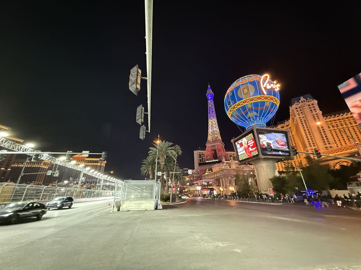 Las Vegas se transformă pentru Marele Premiu de Formula 1 » Reporterul GSP a surprins în imagini marile schimbări: ce a apărut în fața celebrelor fântâni din „Orașul Luminilor”