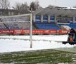 Zăpada căzută pe folie este îndepărtată // foto: Facebook @ Fotbal Club Botoșani