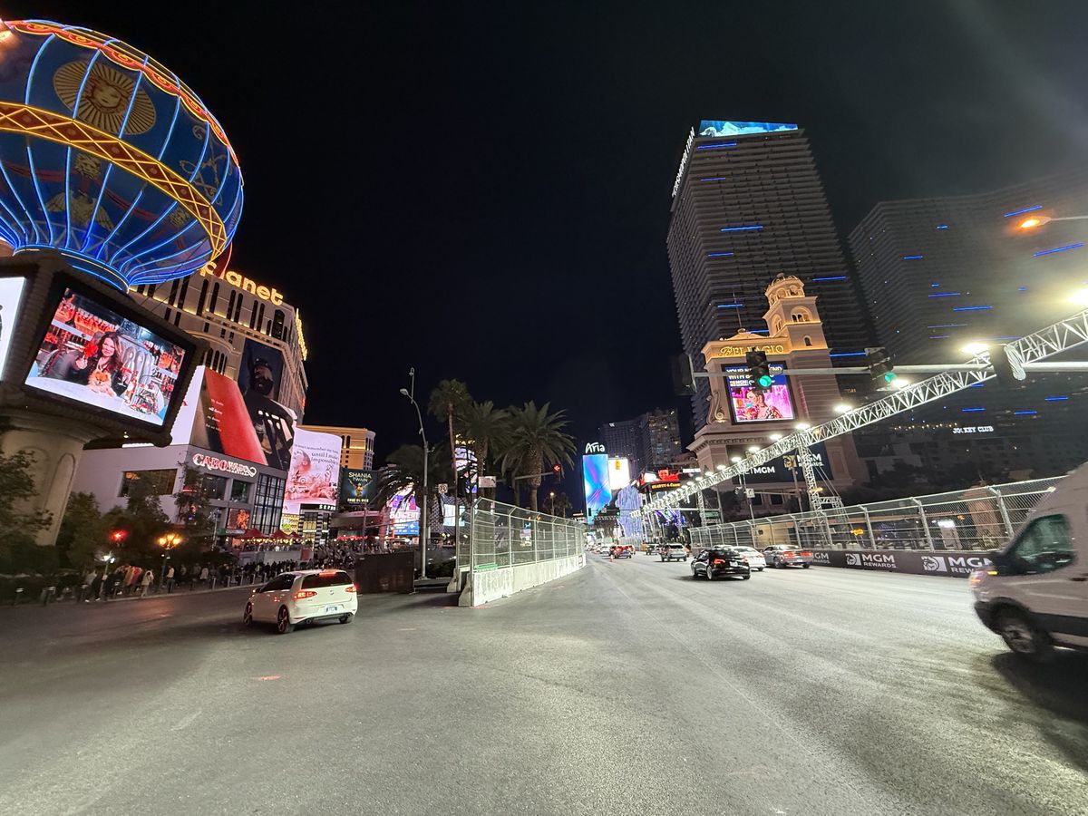 Las Vegas se transformă pentru Marele Premiu de Formula 1 » Reporterul GSP a surprins în imagini marile schimbări: ce a apărut în fața celebrelor fântâni din „Orașul Luminilor”