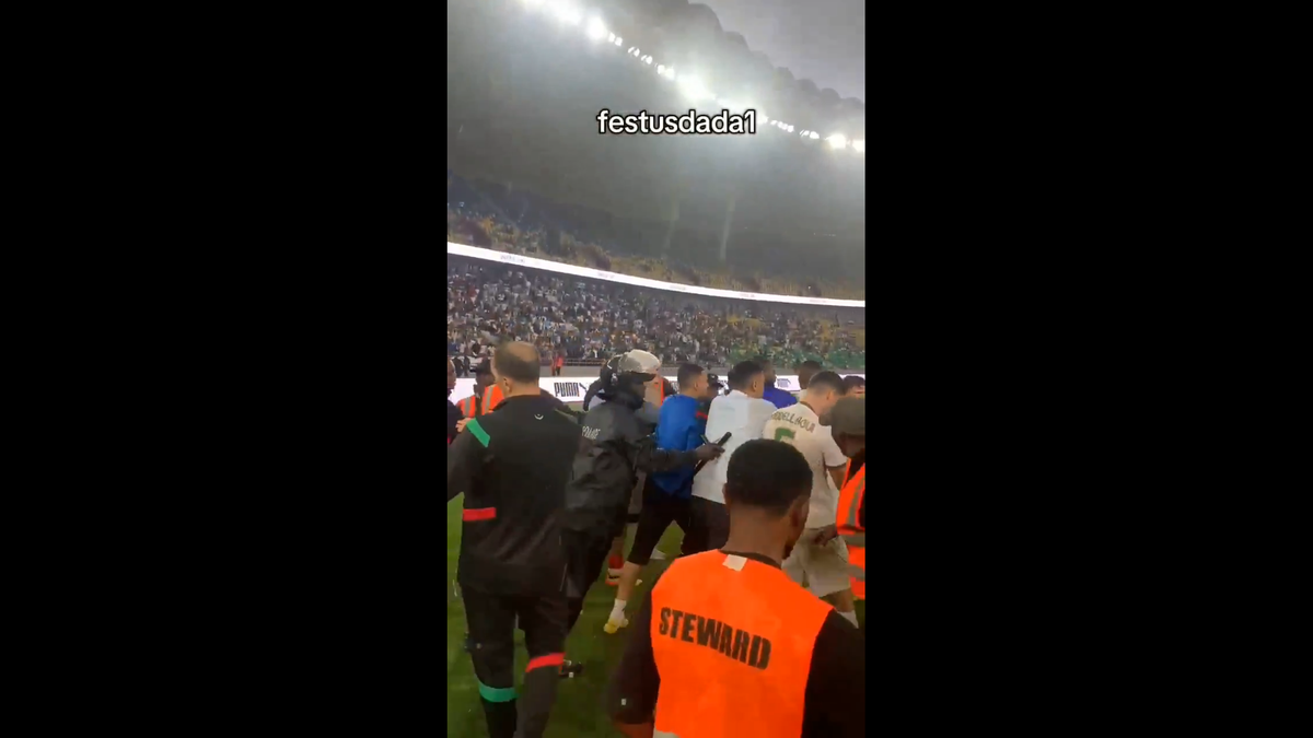 Haos inimaginabil la meciul lui Reghecampf din Liga Campionilor Africii! Bătaie generală, jandarmii și scutierii din Rwanda au pătruns pe gazon