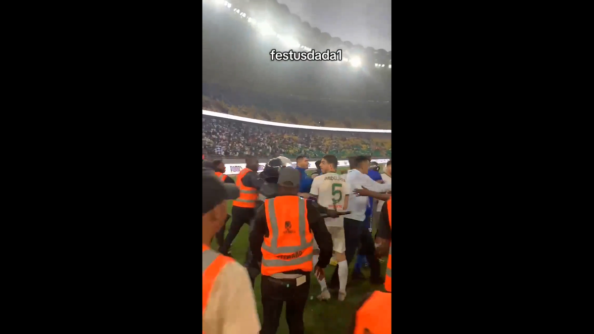 Haos inimaginabil la meciul lui Reghecampf din Liga Campionilor Africii! Bătaie generală, jandarmii și scutierii din Rwanda au pătruns pe gazon