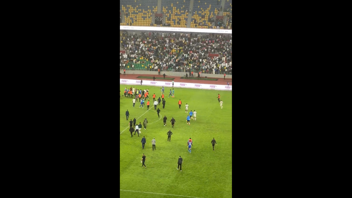 Haos inimaginabil la meciul lui Reghecampf din Liga Campionilor Africii! Bătaie generală, jandarmii și scutierii din Rwanda au pătruns pe gazon