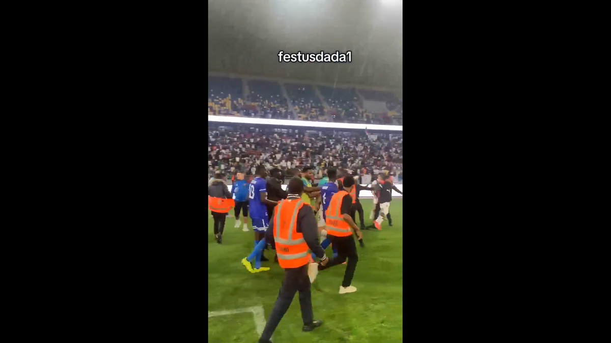 Haos inimaginabil la meciul lui Reghecampf din Liga Campionilor Africii! Bătaie generală, jandarmii și scutierii din Rwanda au pătruns pe gazon