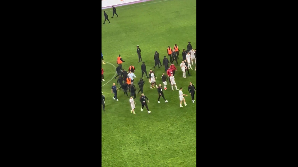 Haos inimaginabil la meciul lui Reghecampf din Liga Campionilor Africii! Bătaie generală, jandarmii și scutierii din Rwanda au pătruns pe gazon