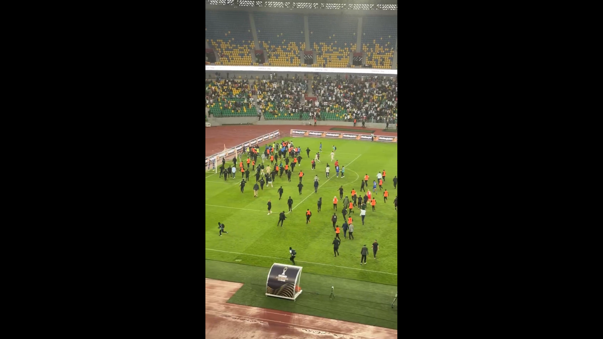 Haos inimaginabil la meciul lui Reghecampf din Liga Campionilor Africii! Bătaie generală, jandarmii și scutierii din Rwanda au pătruns pe gazon