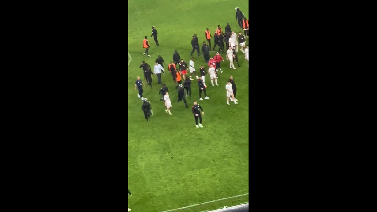 Haos inimaginabil la meciul lui Reghecampf din Liga Campionilor Africii! Bătaie generală, jandarmii și scutierii din Rwanda au pătruns pe gazon