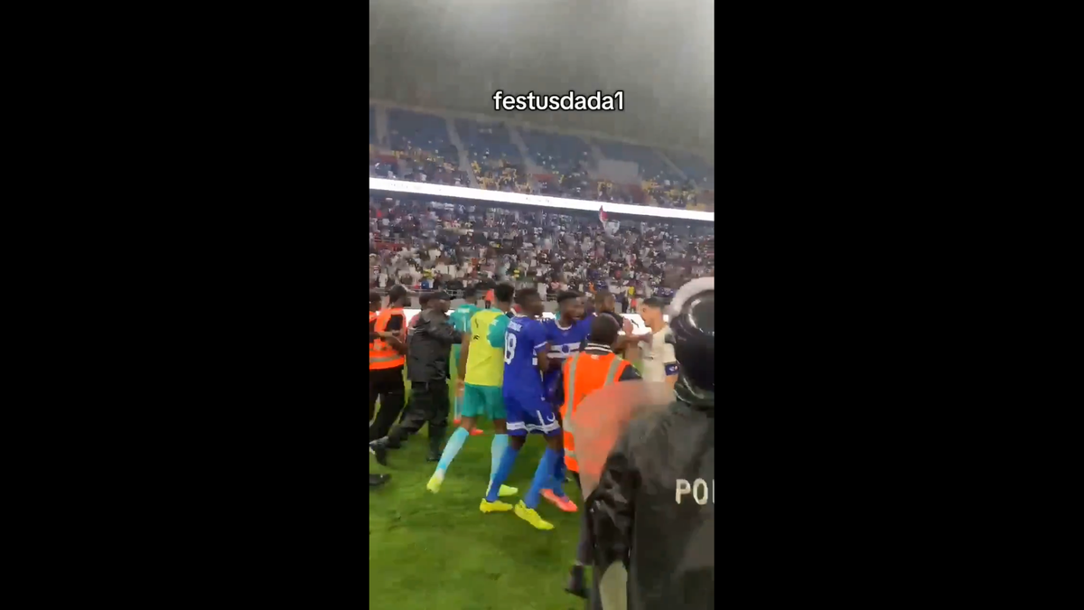 Haos inimaginabil la meciul lui Reghecampf din Liga Campionilor Africii! Bătaie generală, jandarmii și scutierii din Rwanda au pătruns pe gazon