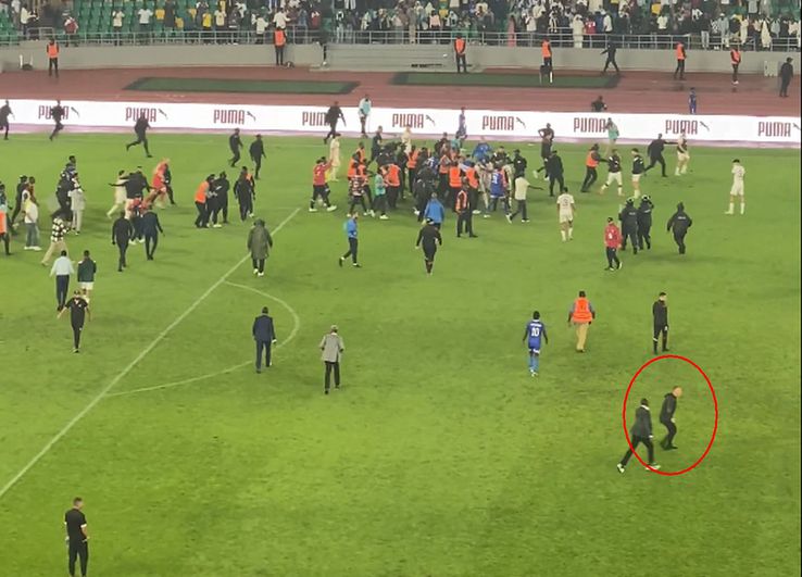 Laurențiu Reghecampf, încercuit cu roșu, în haosul din Rwanda